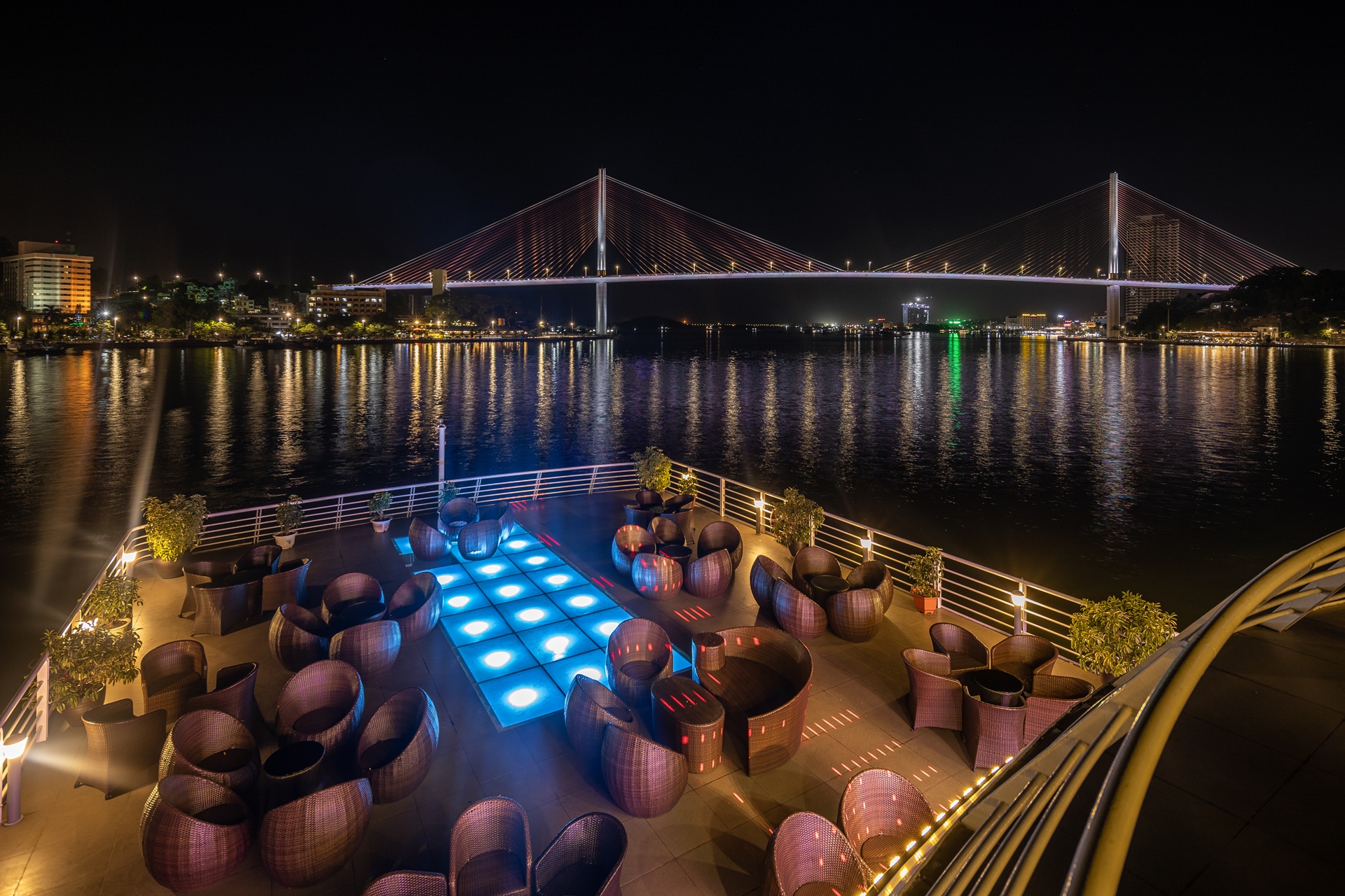 2-sundeck-1.jpg