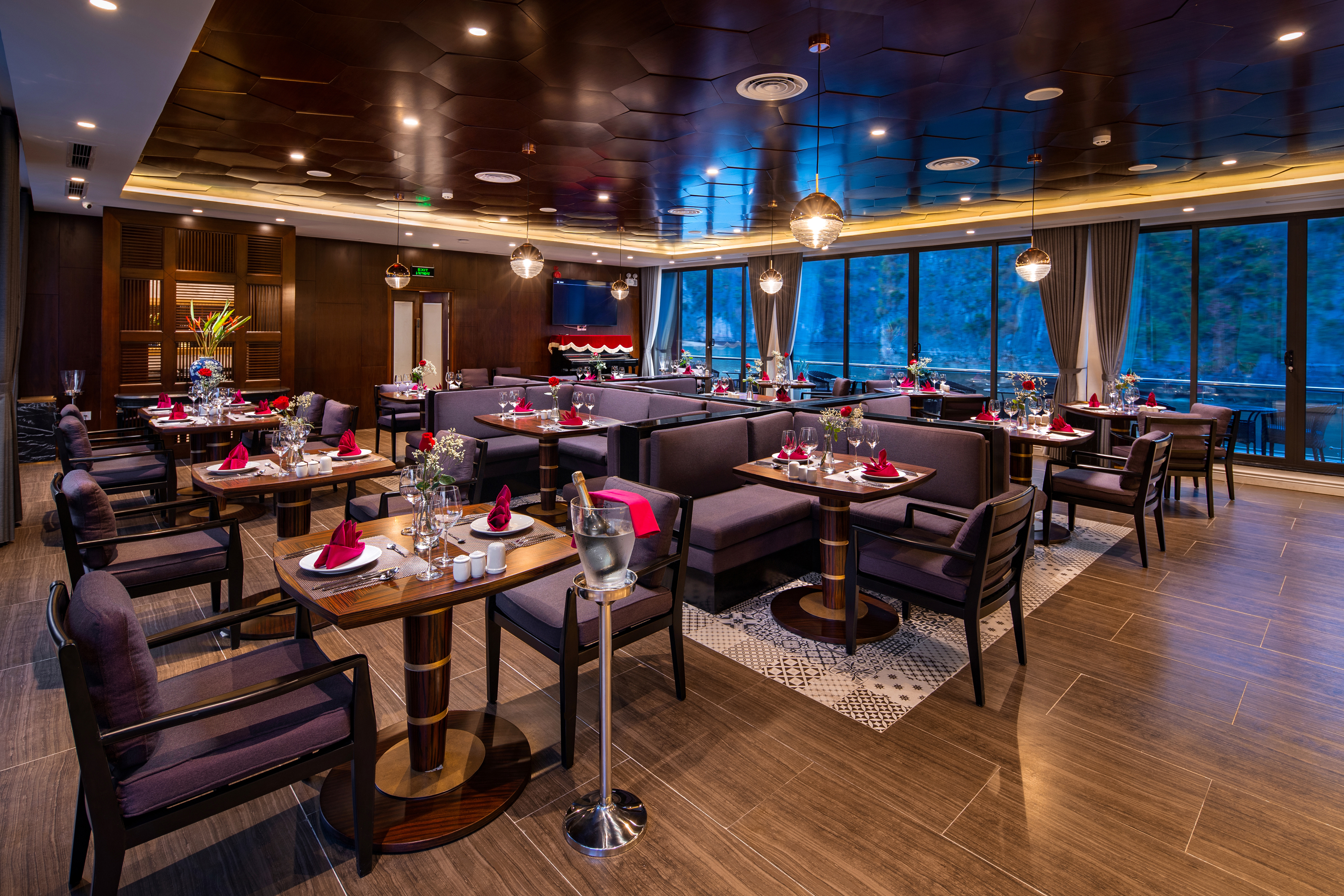 restaurant-01.jpg